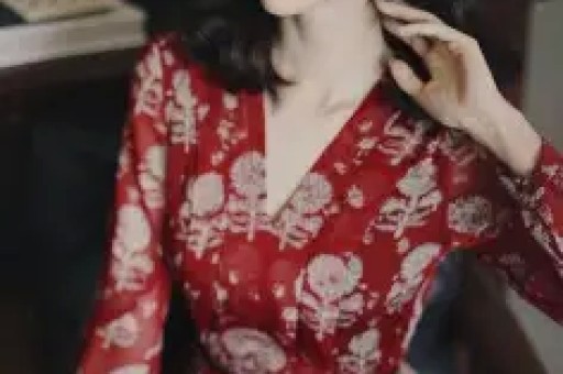 优思益塌房始末：明星集体道歉背后假洋牌与代工厂的真相